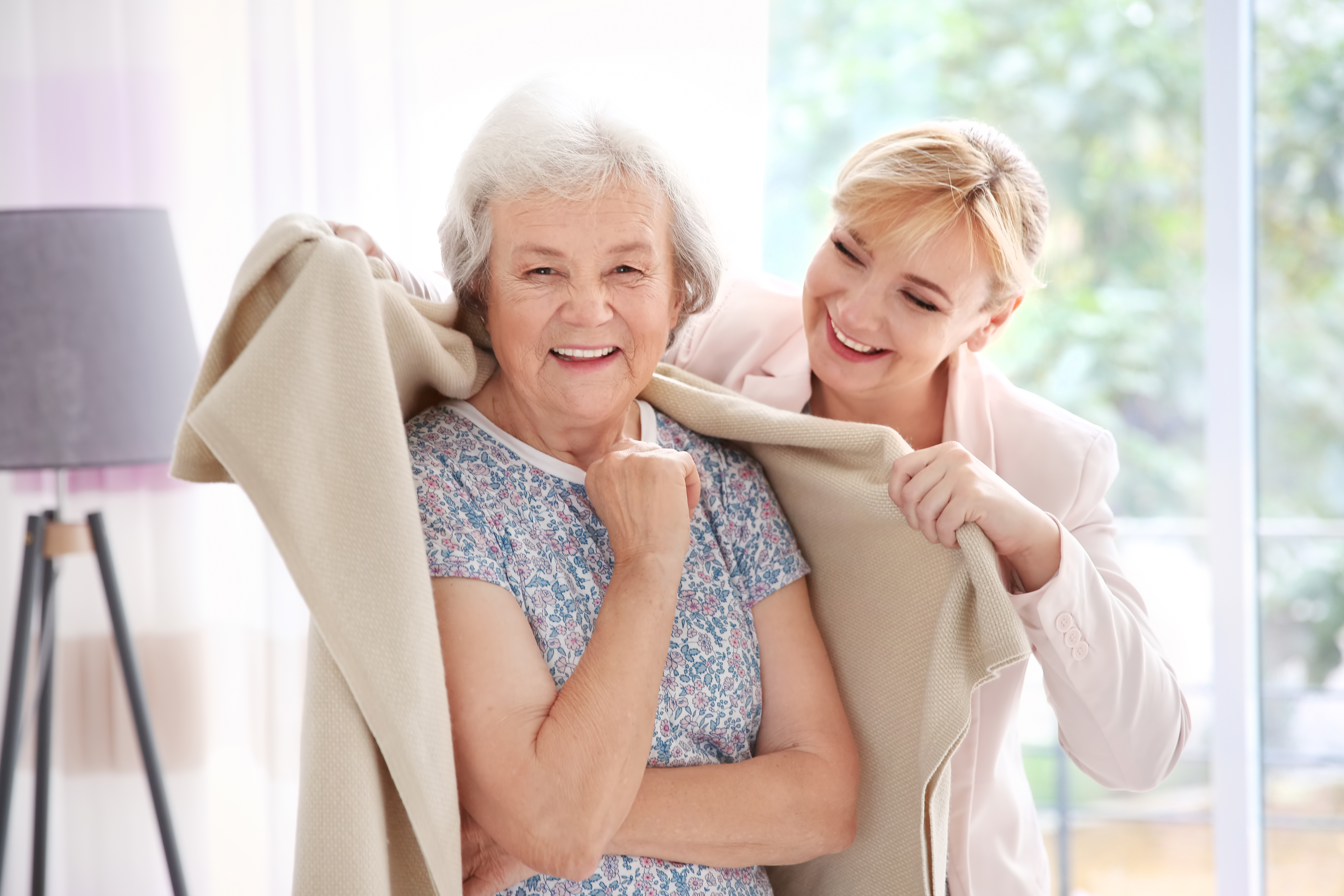 Как стать опекуном пожилого. Женщина сиделка. Сиделка Shutterstock. Сиделки для пожилых людей с проживанием. Пожилая женщина в пледе.
